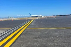 Taxiway D at SFO with a United plane 
